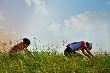 MTB fietsers door groen landschap